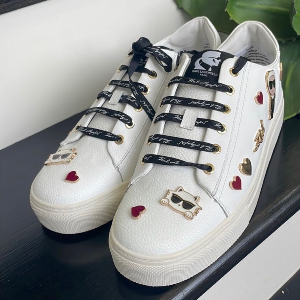 Women sneaker new with tag